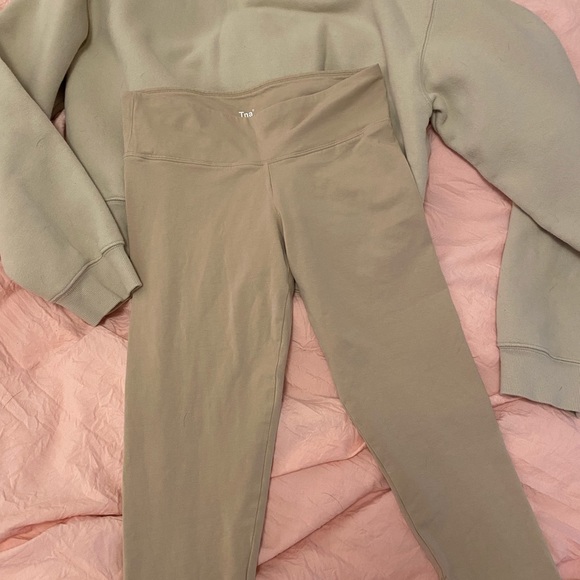 TNA crop leggings and matching TNA sweater - Picture 1 of 4